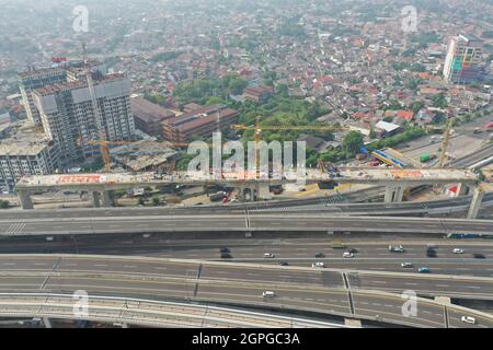 Bekasi. 29 septembre 2021. Photo prise le 29 septembre 2021 montre le site de construction du dernier faisceau continu sur le pont no 2 super grand du chemin de fer à grande vitesse Jakarta-Bandung (HSR) à Bekasi, province de Java Ouest, Indonésie, 29 septembre 2021. Le dernier faisceau continu sur le pont no 2 super grand du HSR Jakarta-Bandung a été fermé avec succès mercredi, marquant l'achèvement de la construction des 24 faisceaux continus sur le pont, a déclaré l'exploitant du chemin de fer. Credit: Xinhua/Alay Live News Banque D'Images