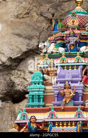 Gros plan sur les motifs religieux décoratifs des temples hindous, près des grottes de Batu, dans le district de Gombak, Selangor, Malaisie Banque D'Images