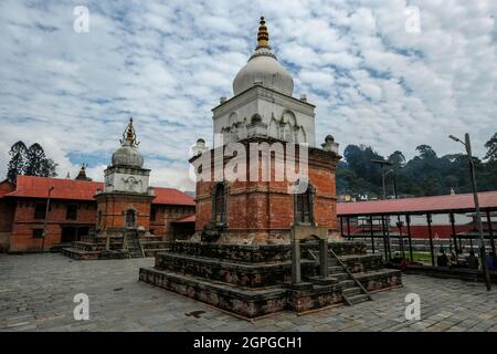 Ghats crémation du temple pashupatinath sur le fleuve Bagmati à Katmandou, au Népal. Banque D'Images