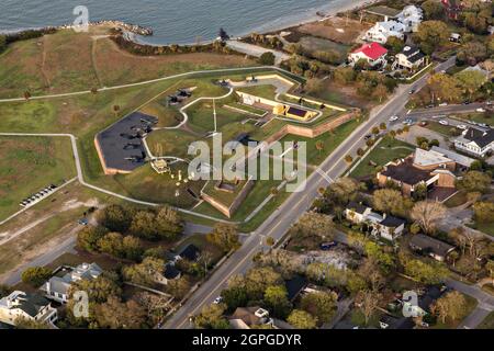 Vue aérienne de fort Moltrie, partie du parc historique national de fort Sumter, sur l'île de Sullivans, en Caroline du Sud. Le fort a été actif de 1776 à 1947 et a joué un rôle déterminant pendant la guerre révolutionnaire américaine et la guerre civile américaine. Banque D'Images