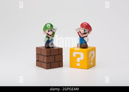 Moscou, Russie - 29 septembre 2021: Figure en plastique de Mario et Luigi de Nintendo jeu vidéo isolé sur fond blanc. Banque D'Images