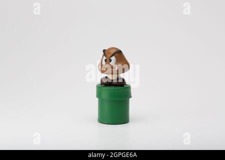 Moscou, Russie - 29 septembre 2021: Figure plastique de Goomba de Nintendo jeu vidéo isolé sur fond blanc. Banque D'Images