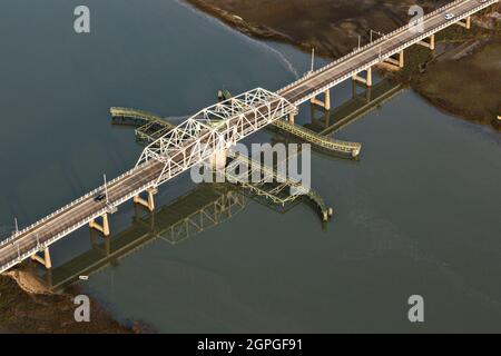 Vue aérienne du pont-bascule Ben Sawyer traversant le chenal Intracoastal Waterway à Sullivans Narrows, reliant Mount Pleasant à l'île Sullivans, en Caroline du Sud Banque D'Images