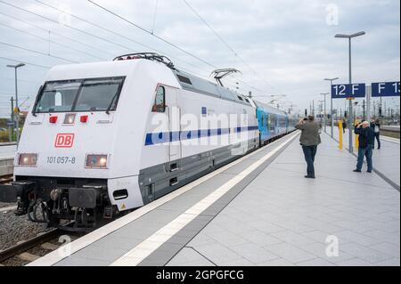 Leipzig, Allemagne. 29 septembre 2021. Le train spécial européen « Connecting Europe Express » arrive à la gare principale de Leipzig. Credit: Christophe bateau/dpa/Alay Live News Banque D'Images