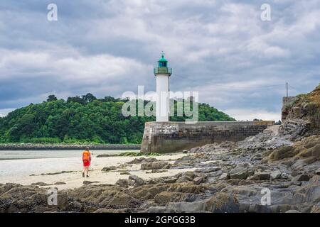 France, Côtes d'Armor, Plerin, randonnée le long du sentier de randonnée ou du sentier de douane GR 34, phare de Pointe-à-l'Aigle à l'embouchure du Gouët Banque D'Images