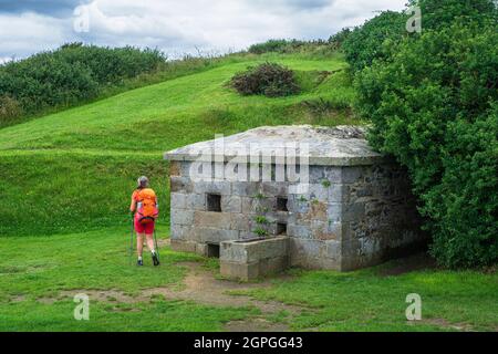 France, Côtes d'Armor, Plerin, randonnée le long du sentier de randonnée GR 34 ou du sentier de douane, four à balles à partir de 1794 à la Pointe du Roselier Banque D'Images