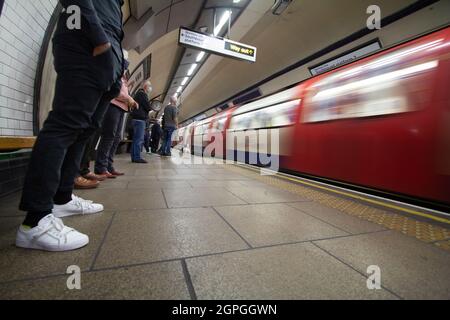 Vitesse du métro brouillé en passant par la station Northern Line sur la TFL, transport pour Londres, réseau souterrain Banque D'Images