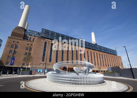 2021 développement de la centrale électrique de Battersea à Londres avec sculpture devant le bâtiment Banque D'Images