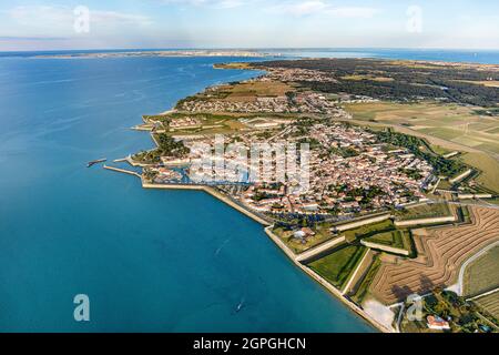 France, Charente Maritime, Saint Martin de Re, classé au patrimoine mondial de l'UNESCO, le village entouré de son mur (vue aérienne) Banque D'Images