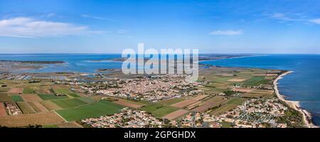 France, Charente Maritime, Ars en Re, les plus Beaux villages de France (les plus beaux villages de France), le village et le fier d'Ars (vue aérienne) Banque D'Images