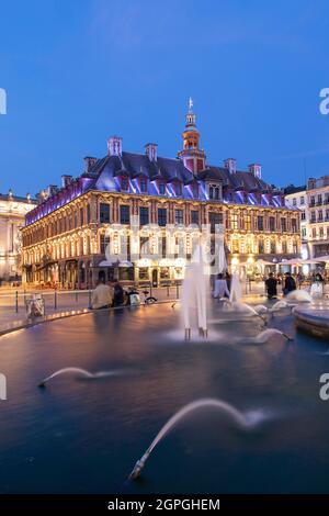 France, Nord, Lille, Place du Général De Gaulle ou la Grand Place, la vieille bourse Banque D'Images