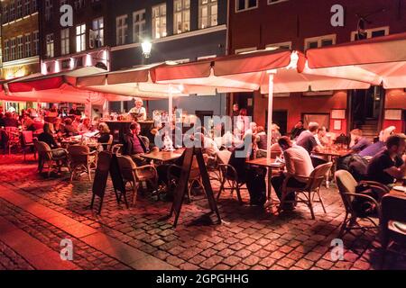 COPENHAGUE, DANEMARK - 27 AOÛT 2016 : les gens s'assoient dans les restaurants du quartier de Nyhavn à Copenhague, Danemark Banque D'Images