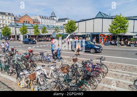 COPENHAGUE, DANEMARK - 28 AOÛT 2016 : rangées de bicyclettes près du marché alimentaire intérieur de Torvehallerne à Copenhague. Banque D'Images