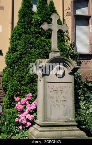 France, Bas Rhin, Obernai, rue Chanoine Gyss, monument aux morts de guerre 1870-71 Banque D'Images