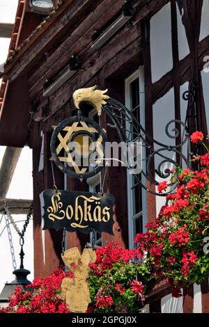 France, Bas Rhin, Strasbourg, vieille ville classée au patrimoine mondial de l'UNESCO, rue du bain aux plantes, restaurant ou winstub le Lohkäs, panneau, emblème des brasseurs, étoile à 6 branches Banque D'Images