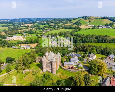 France, Aveyron, Montpeyroux, Château de Bousquet en direction de Laguiole, Aubrac (vue aérienne) Banque D'Images