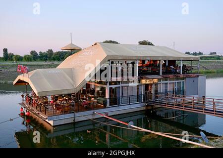 Croatie, Slavonie, Osijek, barre flottante sur la Drava Banque D'Images