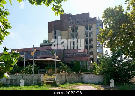 Croatie, Slavonie, Vukovar, l'hôtel Dunav, en partie restauré et ensuite abandonné Banque D'Images