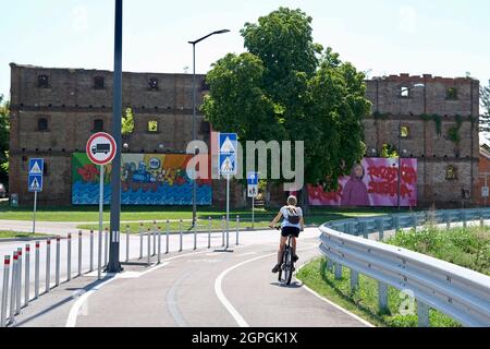 Croatie, Slavonie, Vukovar, sentier cyclable et art de rue sur un bâtiment en ruines Banque D'Images