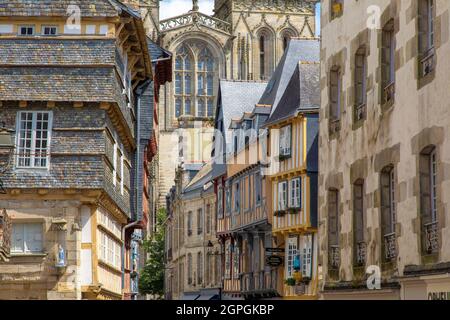 La France, Finistère, Quimper, Kereon rue et la cathédrale Saint-Corentin Banque D'Images