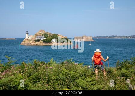 France, Finistère, Carantec le long du sentier de randonnée ou du sentier de douane GR 34, de la plage de Tahiti et de l'île Louet dans la baie de Morlaix Banque D'Images