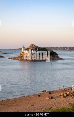 France, Finistère, Carantec le long du sentier de randonnée ou du sentier de douane GR 34, de la plage de Tahiti et de l'île Louet dans la baie de Morlaix Banque D'Images