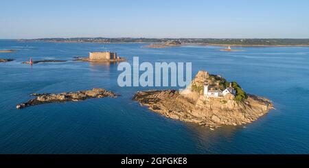 France, Finistère, baie Morlaix, Carantec, île de Louet et château Taureau construit par Vauban au XVIIe siècle (vue aérienne) Banque D'Images