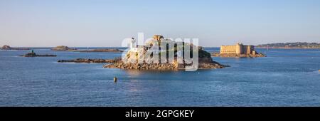 France, Finistère, baie Morlaix, Carantec, île de Louet et château Taureau construit par Vauban au XVIIe siècle (vue aérienne) Banque D'Images