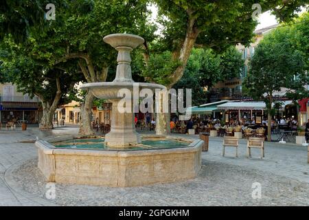 France, Vaucluse, Vaison la Romaine, la ville basse, place Montfort Banque D'Images