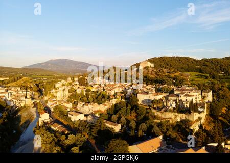 France, Vaucluse, vue sur la ville médiévale de Vaison la Romaine avec les comtes du château de Toulouse construit au XIIe siècle et du Mont Ventoux en arrière-plan (vue aérienne) Banque D'Images