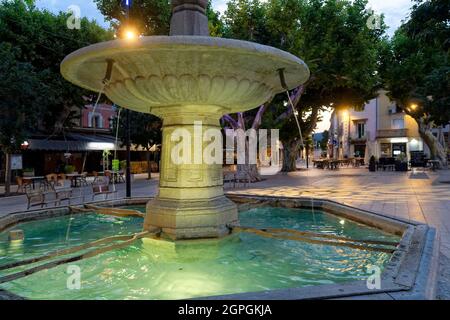 France, Vaucluse, Vaison la Romaine, la ville basse, place Montfort Banque D'Images