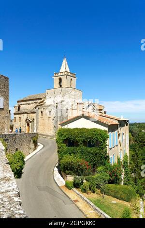 France, Vaucluse, Venasque, labellisés les plus Beaux villages de France (les plus beaux villages de France), église romane notre Dame, XIIe-XIIIe siècles Banque D'Images