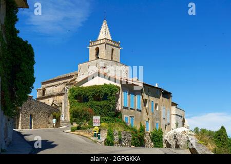 France, Vaucluse, Venasque, labellisés les plus Beaux villages de France (les plus beaux villages de France), église romane notre Dame, XIIe-XIIIe siècles Banque D'Images