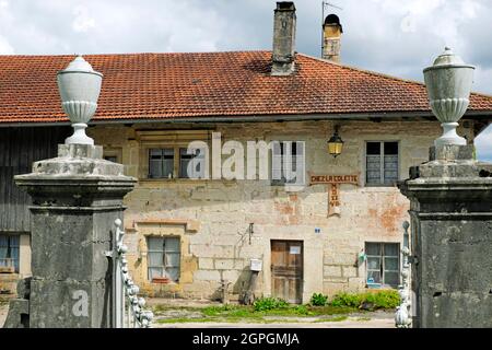 France, Doubs, le Bizot, Maison de la justice du XVIe siècle, ancien village café chez la Colette Banque D'Images