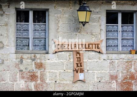 France, Doubs, le Bizot, Maison de la justice du XVIe siècle, ancien village café chez la Colette Banque D'Images