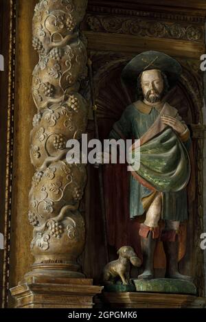 France, Doubs, le Bizot, église Saint-Georges du XIVe siècle, reconstruite au XVIIIe siècle, nef latérale, autel du Saint Crucifix, statue de Saint-Roch du XVIIe siècle Banque D'Images