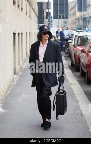 MILAN, ITALIE - 25 SEPTEMBRE 2021 : femme avec casquette marani noire, chemise rose et chaussures à fourrure avant le défilé de mode Salvatore Ferragamo, semaine de la mode de Milan s. Banque D'Images