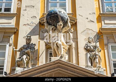 Hongrie, Budapest, classée au patrimoine mondial de l'UNESCO, quartier Pest, rue Varoshaz, bâtiment avec Atlas porteur du globe terrestre Banque D'Images