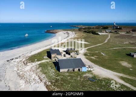 France, Finistère, la Forêt Fouesnant, Iles Glénan (archipel de Glénan), Ile Penfret, les maisons de l'île en face de la plage en hiver (vue aérienne) Banque D'Images