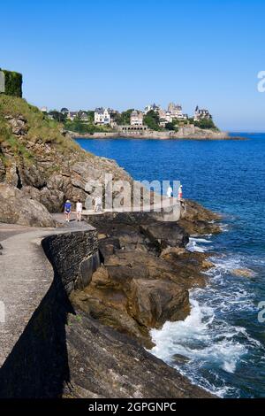 France, Ille et Vilaine, Côte d'Emeraude, Dinard, chemin de ronde du Moulinet (autour de la Pointe du Moulinet) Pointe de la Malouine en arrière-plan Banque D'Images