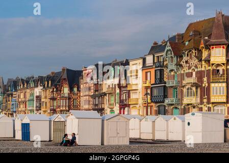 France, somme, Mers les bains, villas Art Nouveau et cabines de plage Banque D'Images