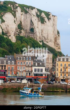 France, Seine Maritime, le Treport, le port et le bateau de pêche Banque D'Images