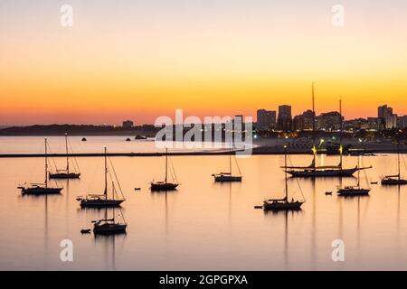 Portugal, Algarve, Portimao, embouchure du Rio Arade avec praia da Rocha en arrière-plan Banque D'Images