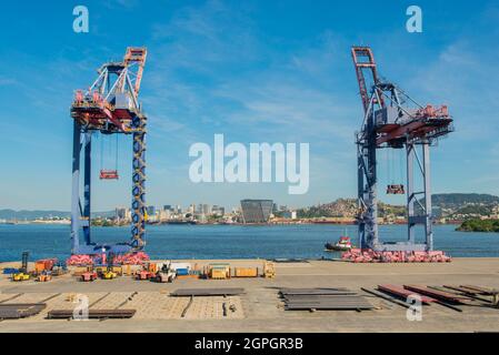 Rio de Janeiro, Brésil - 27 janvier 2021 : grues de quai au port maritime de Rio de Janeiro. Banque D'Images