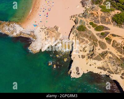 Portugal, Algarve, Albufeira, plage de Leixo dos Alhos (vue aérienne) Banque D'Images