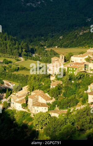 France, Vaucluse, Parc naturel régional du Mont Ventoux, Brantes, vue sur le village, Mont Ventoux en arrière-plan (1912m) Banque D'Images