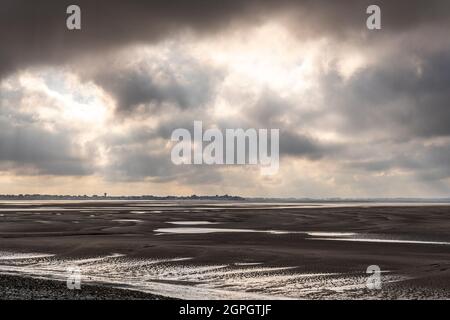 France, somme, Baie de somme, le Hourdel, ciel orageux au-dessus du Crotoy vu du Hourdel à marée basse Banque D'Images