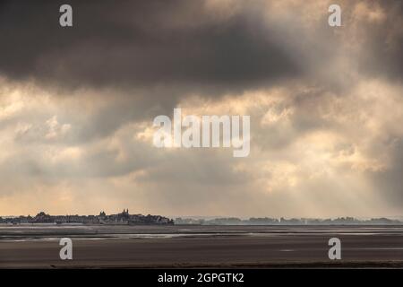 France, somme, Baie de somme, le Hourdel, ciel orageux au-dessus du Crotoy vu du Hourdel à marée basse Banque D'Images