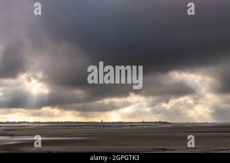 France, somme, Baie de somme, le Hourdel, ciel orageux au-dessus du Crotoy vu du Hourdel à marée basse Banque D'Images