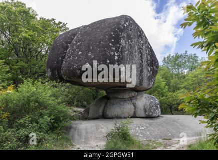 France, Tarn, Lacrouzette, Sidobre, Haut Languedoc Parc naturel régional : Peyro Clabado, bloc de granit pesant 780 tonnes sur une plinthe Banque D'Images